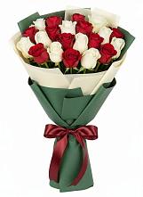 Букет Микс из красных и белых роз в Мокроусово