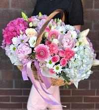 Цветочная композиция из Розы, Хризантемы, Пионы и Лизиантусы в корзине в Мокроусово