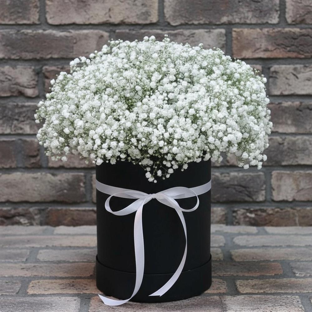 Цветочная композиция из Гипсофила в шляпной коробке в Мокроусово