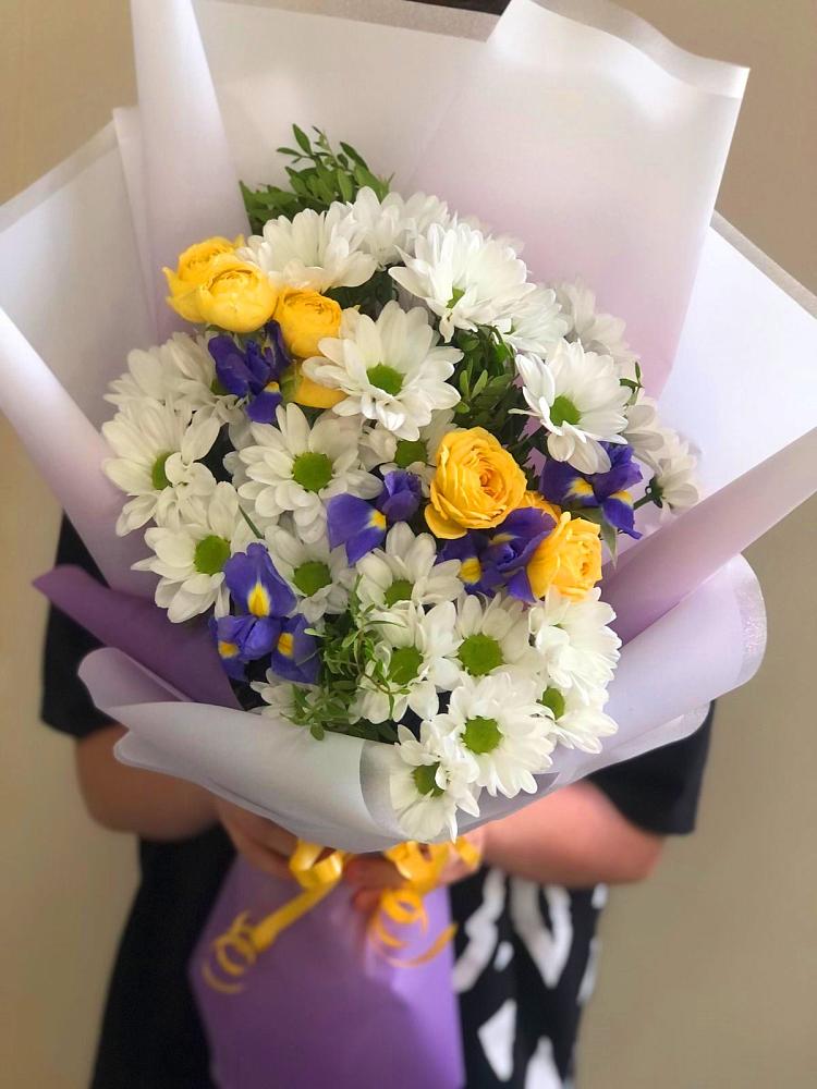 Букет цветов из: Ирисы, Хризантемы и Розы в Мокроусово