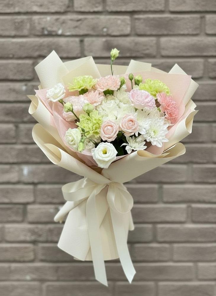 Букет цветов из: Гвоздики, Розы, Лизиантусы и Хризантемы в Мокроусово