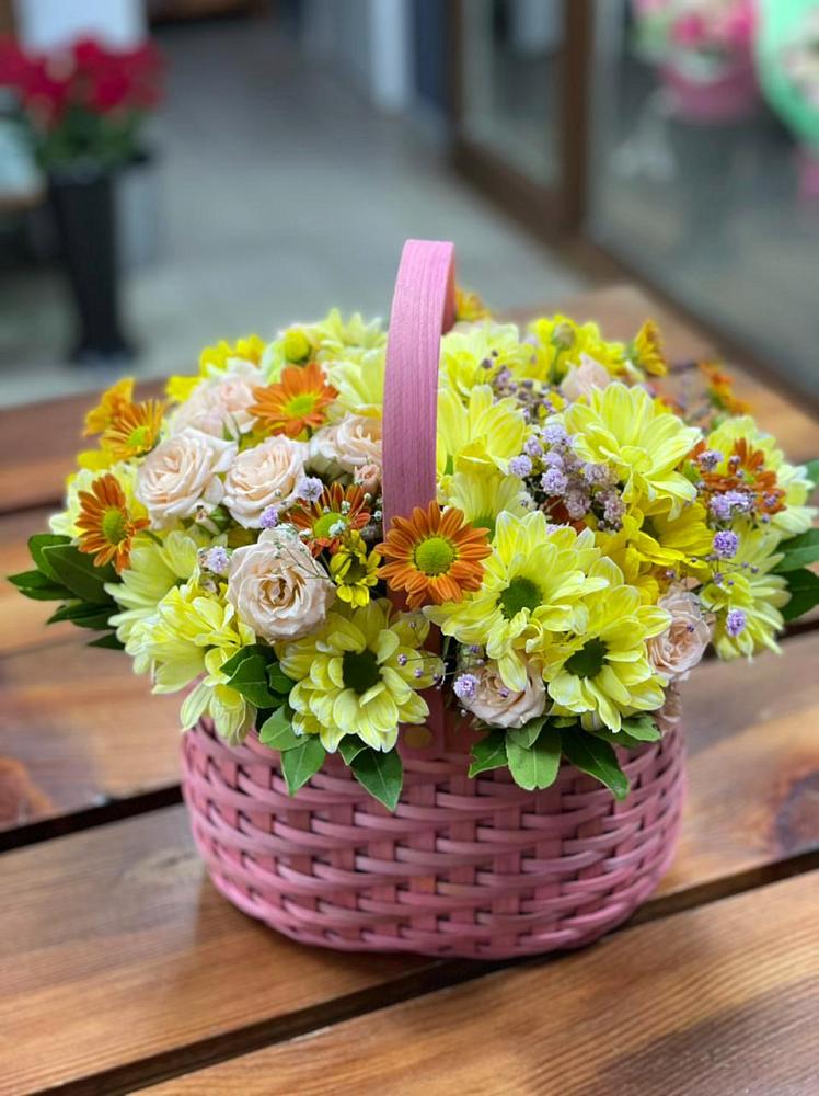 Цветочная композиция из Хризантемы и Розы в корзине в Мокроусово