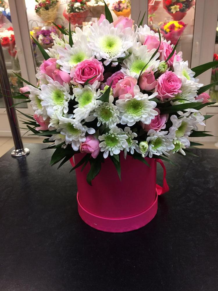 Цветочная композиция из Розы и Хризантемы в шляпной коробке в Мокроусово