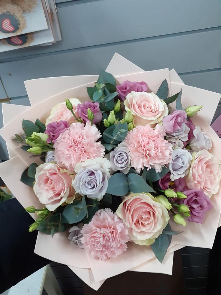 Букет цветов из: Розы, Гвоздики и Лизиантусы в Мокроусово